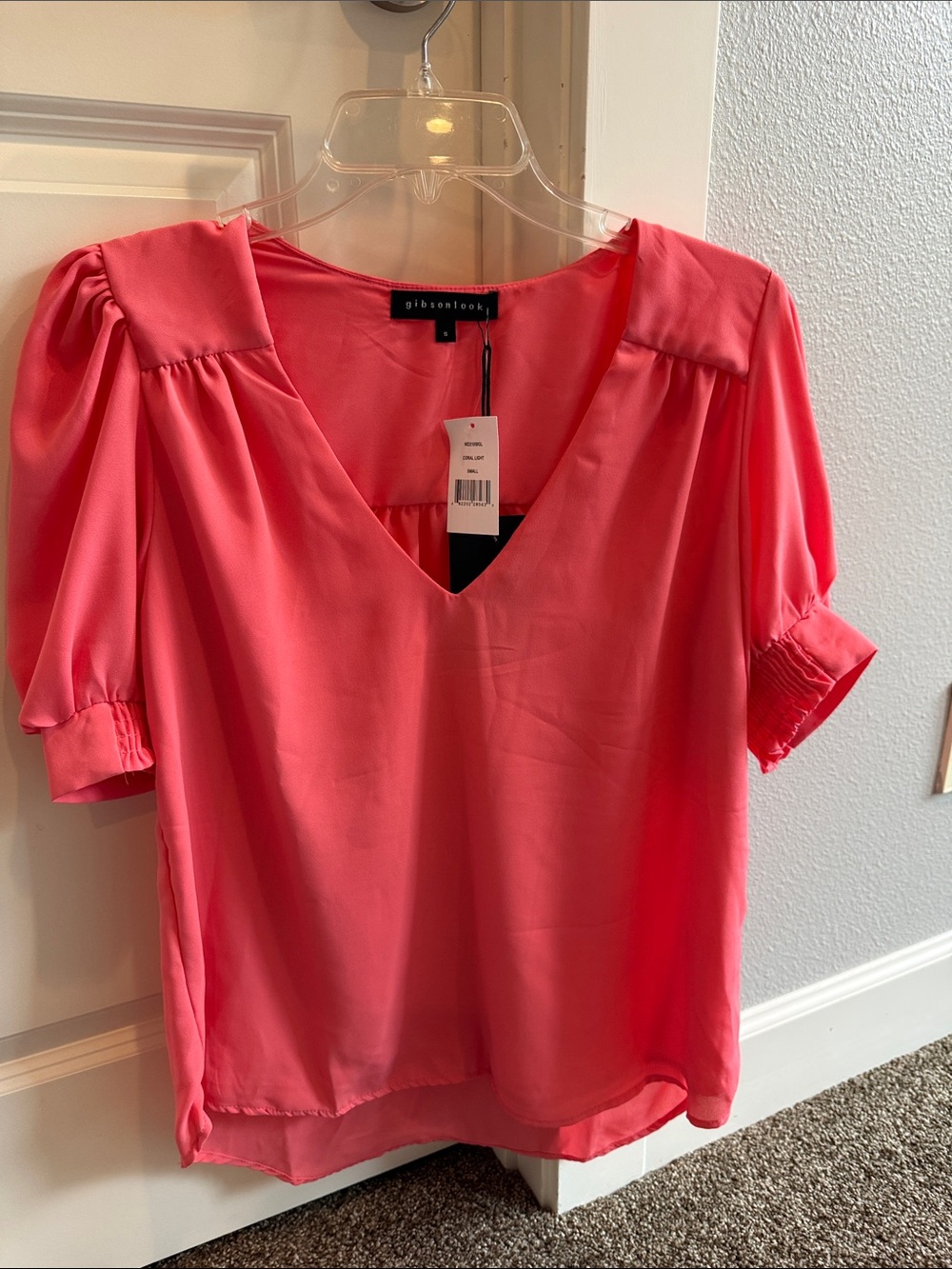Gibsonlook puff-sleeve V-neck blouse in coral pink